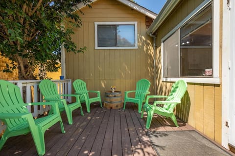 Happy Days! Downtown Guerneville! BBQ! Game Room!! Fast WiFi!! Dog Friendly! House in Guerneville