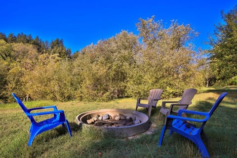 Lily Pad - Hot Tub! Private Dock! BBQ! Game Room! Walk to Town!! Fast WiFi!! Dog Friendly! Maison in Guerneville