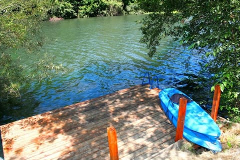 Lily Pad - Hot Tub! Private Dock! BBQ! Game Room! Walk to Town!! Fast WiFi!! Dog Friendly! Maison in Guerneville
