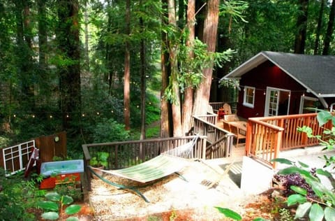 Little Red House Plus! Redwoods! Hot Tub!! BBQ Grill! Fast WiFi! Near Golf Course!! Dog Friendly! Casa in Russian River