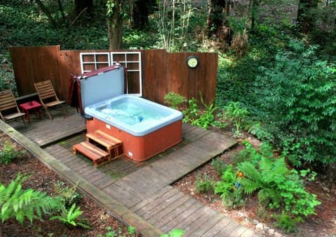 Little Red House Plus! Redwoods! Hot Tub!! BBQ Grill! Fast WiFi! Near Golf Course!! Dog Friendly! Maison in Russian River