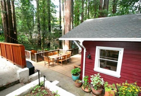 Little Red House! Redwoods! Hot Tub! BBQ! Fast WiFi!! Multiple Decks!! Near Golf Course!! Dog Friendly! Haus in Russian River