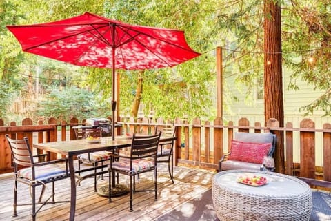 Redwood Retreat! Redwoods! Walk to River!! Hot Tub!! BBQ! Central Air!! Casa in Guerneville