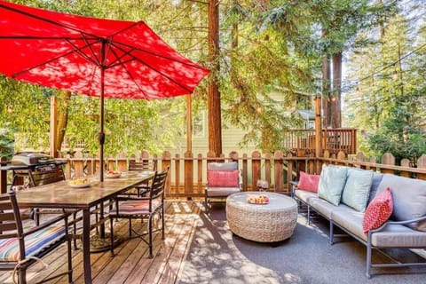 Redwood Retreat! Redwoods! Walk to River!! Hot Tub!! BBQ! Central Air!! Maison in Guerneville