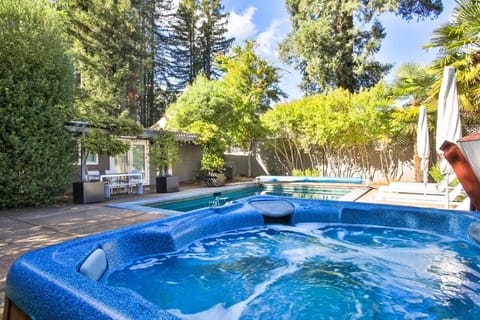 The River Oasis! Private Pool!! Hot Tub!! Sauna!! Fire Table!! BBQ! Fast WiFi!! Close to town! Casa in Guerneville