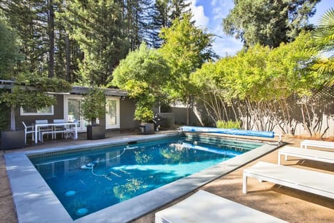 The River Oasis! Private Pool!! Hot Tub!! Sauna!! Fire Table!! BBQ! Fast WiFi!! Close to town! House in Guerneville