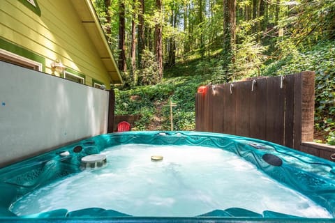 Vino Velo Retreat! Redwoods! Hot Tub!! Fire Table!! BBQ!! Game Room!! Fast WiFi!! Dog Friendly!! Haus in Guerneville