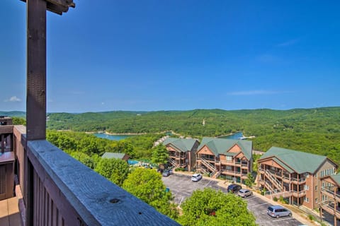 Luxe Branson Retreat with Mtn Views and Pool Access! Condominio in Indian Point