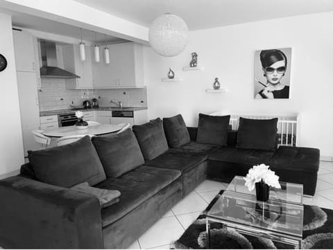 Kitchen or kitchenette, Seating area, Dining area