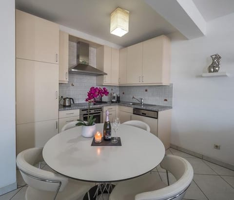 Kitchen or kitchenette, Dining area