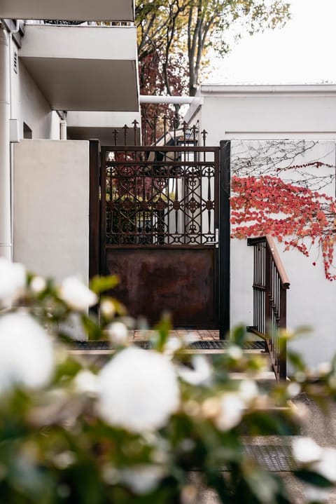 Property building, Day, Garden, Balcony/Terrace