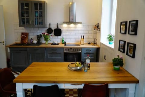 Großzügige 185m2-Altbauwohnung in Bestlage 7Zimmer-2Bäder-2Küchen-2WCs Apartment in Hamburg