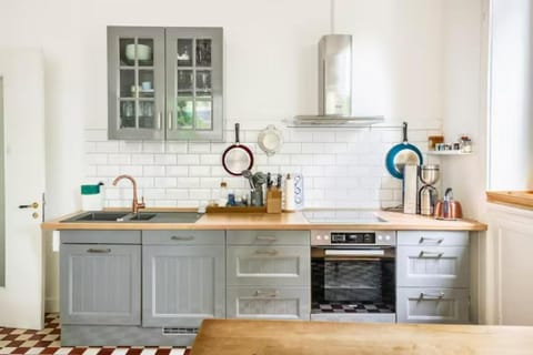 Großzügige 185m2-Altbauwohnung in Bestlage 7Zimmer-2Bäder-2Küchen-2WCs Apartment in Hamburg