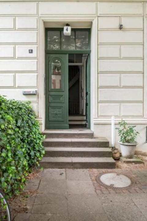 Großzügige 185m2-Altbauwohnung in Bestlage 7Zimmer-2Bäder-2Küchen-2WCs Apartment in Hamburg