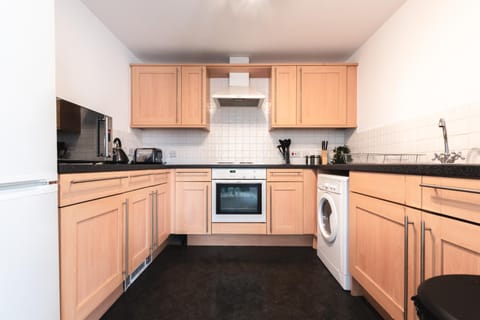 BEST PRICE! LARGE SPACIOUS 2 BED APARTMENT - King Size or Single Beds, Sofabeds, Smart TVs, FREE PARKING Apartment in Southampton