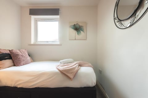 BEST PRICE! LARGE SPACIOUS 2 BED APARTMENT - King Size or Single Beds, Sofabeds, Smart TVs, FREE PARKING Apartment in Southampton