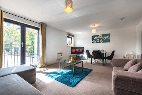 BEST PRICE! LARGE SPACIOUS 2 BED APARTMENT - King Size or Single Beds, Sofabeds, Smart TVs, FREE PARKING Apartment in Southampton