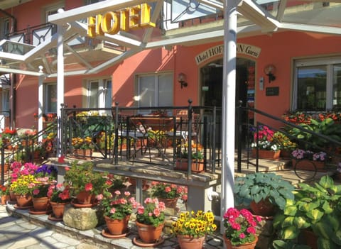 Facade/entrance, Spring