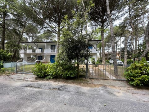 Property building, Garden, Garden view, Parking