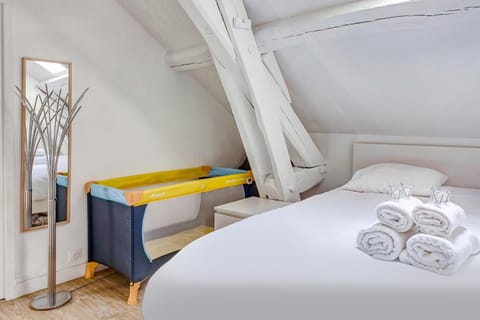 Bed, Photo of the whole room, Bedroom, towels