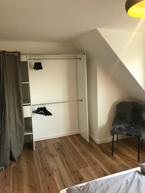 Apartment Frankfurt, top renoviert, 65qm DG Condo in Bergisch Gladbach