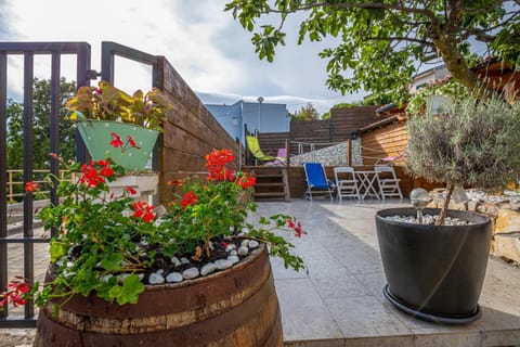 Nearby landmark, Garden, sunbed