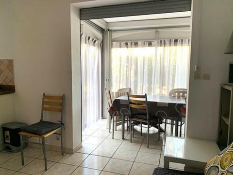 Charmant T2 en Pinède avec parking, véranda et terrasse, à 900m de la plage, idéal pour 4 personnes - FR-1-607-41 Apartment in Agde