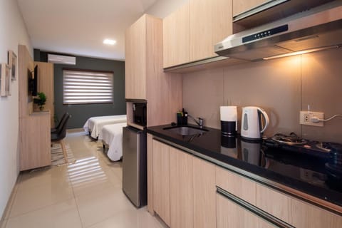 Kitchen or kitchenette, minibar