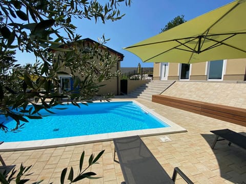 Property building, Garden, Garden view, Pool view, Swimming pool, sunbed