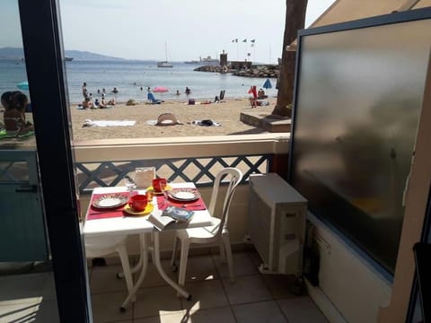 French Riviera 1 bedroom on the beach facing Cannes Apartment in Mandelieu-La Napoule