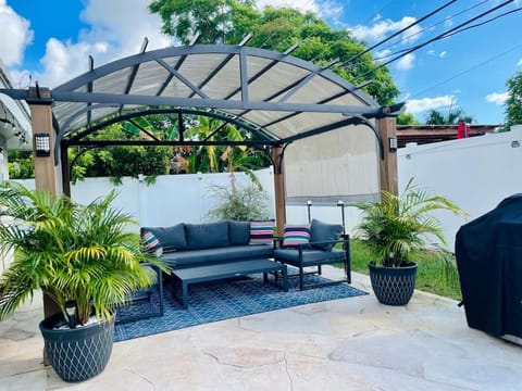 New! Tropical Escape in Pompano with private heated Pool, Spa, and Covered Pergola House in Pompano Beach