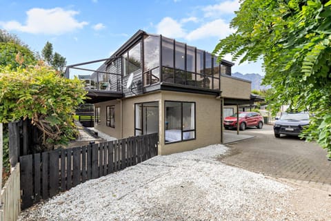 Kiwi style home! Views of lake. Large outdoor area House in Queenstown