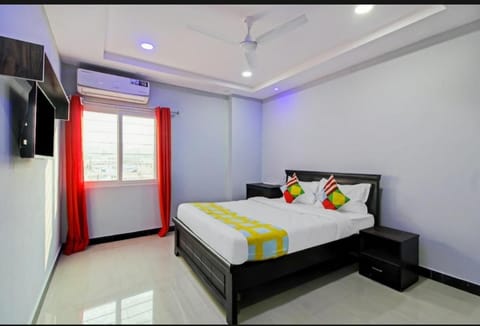 Bed, TV and multimedia, Bedroom