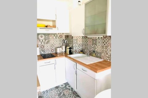 Coffee/tea facilities, Kitchen or kitchenette, stove