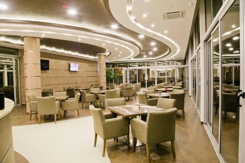 Restaurant/places to eat, Lounge or bar, Banquet/Function facilities