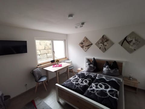 Bed, TV and multimedia, Photo of the whole room