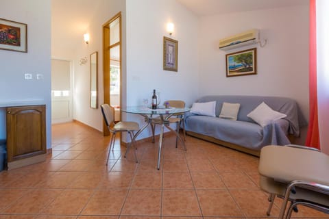 Living room, Seating area, Dining area, air conditioner