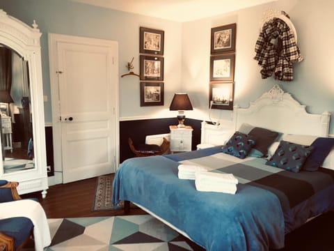 Bed, Photo of the whole room, Decorative detail, Bedroom, towels