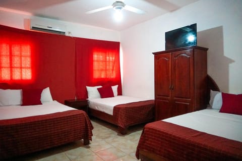 Communal lounge/ TV room, Bed, TV and multimedia, Swimming pool, air conditioner