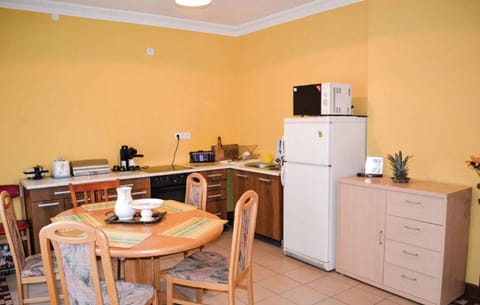 Coffee/tea facilities, Kitchen or kitchenette, Dining area