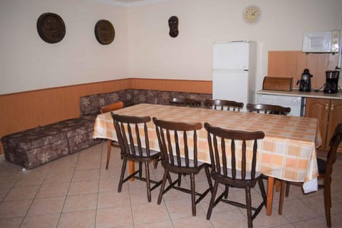 Coffee/tea facilities, Kitchen or kitchenette, Seating area, Dining area