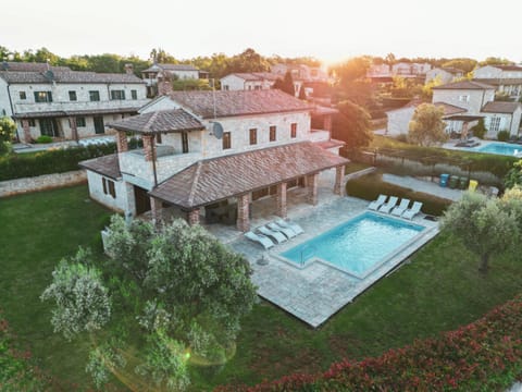 Property building, Garden, Swimming pool