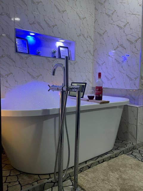 WATER VIEW 3 BEDROOM APARTMENT WITH JACUZZI PARKING WiFi NETFLIX POOL Eigentumswohnung in Lagos