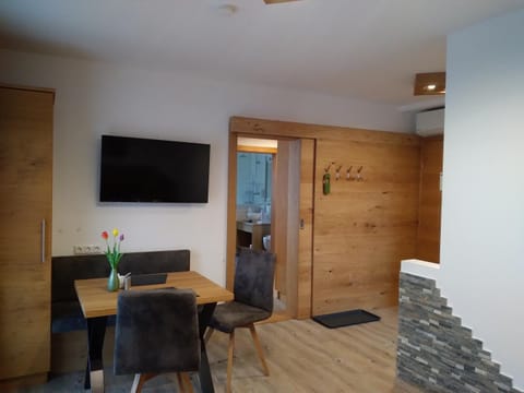 TV and multimedia, Seating area, Dining area