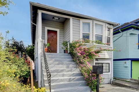 Charming Vintage 2BR Apartment in Oakland apts Condo in Emeryville