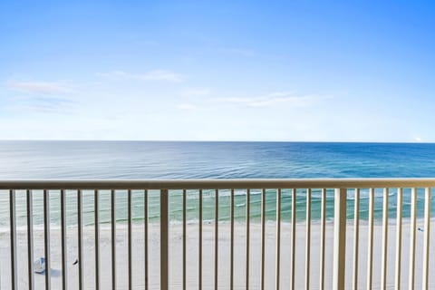 Majestic Beach Resort #1307-1 by Book That Condo Maison in Long Beach