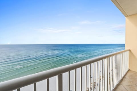 Majestic Beach Resort #1307-1 by Book That Condo Maison in Long Beach