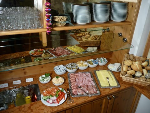 Dining area, Buffet breakfast