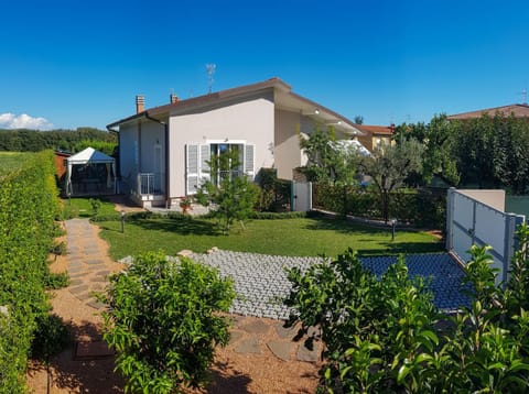 Property building, Garden, Parking