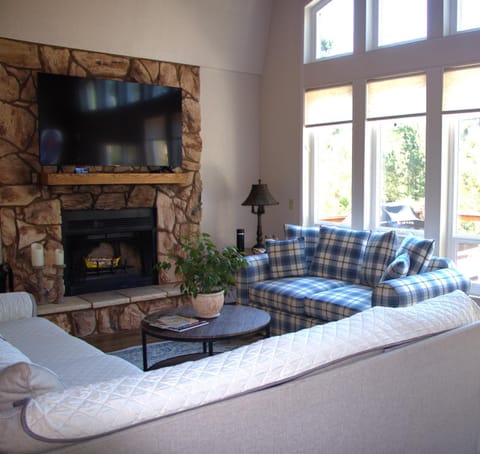 Coastal Retreat Cambria 2 King 1 Queen Bed Fireplace Wi-Fi Free Parking Maison in Cambria